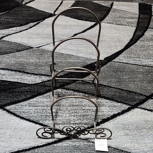 A SPECIAL PLACE 2005 DECORATIVE TIERED METAL PLATE RACK STORAGE DISPLAY